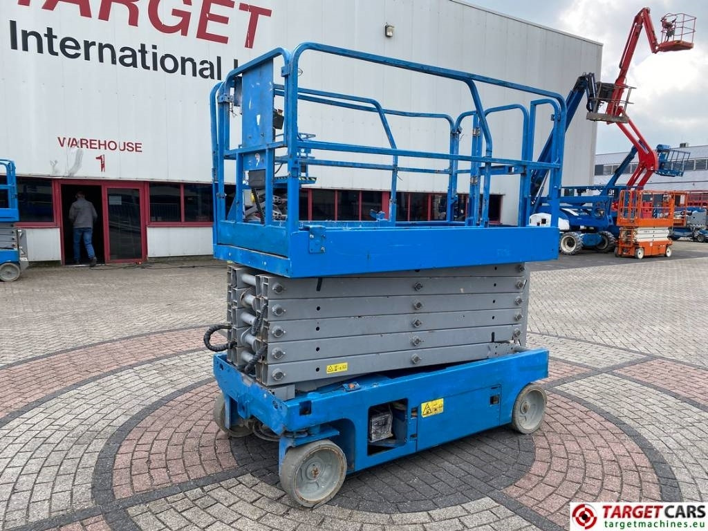 Genie GS-4047 Electric Scissor Work Lift 1389cm - Šķērveida pacēlājs: foto 1 Genie GS-4047 Electric Scissor Work Lift 1389cm - Šķērveida pacēlājs: foto 1