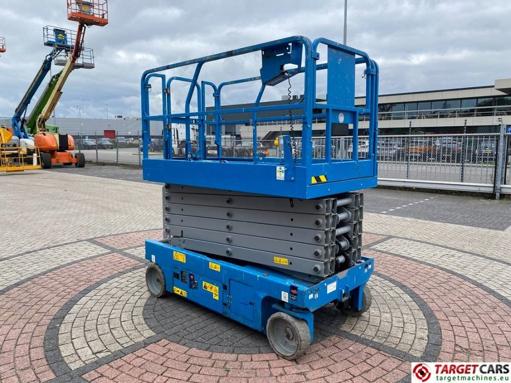 Genie GS-4047 Electric Scissor Work Lift 1389cm - Šķērveida pacēlājs: foto 2 Genie GS-4047 Electric Scissor Work Lift 1389cm - Šķērveida pacēlājs: foto 2