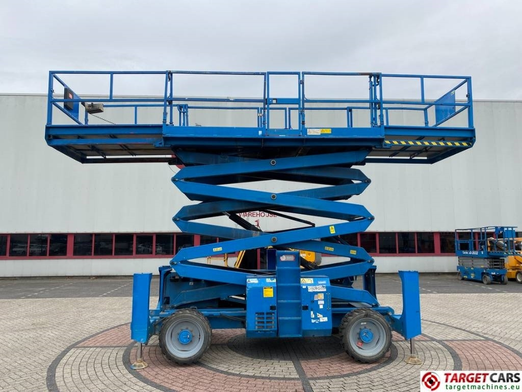 Genie GS-4390RT Diesel 4x4 Scissor Work Lift 1511cm - Šķērveida pacēlājs: foto 5 Genie GS-4390RT Diesel 4x4 Scissor Work Lift 1511cm - Šķērveida pacēlājs: foto 5
