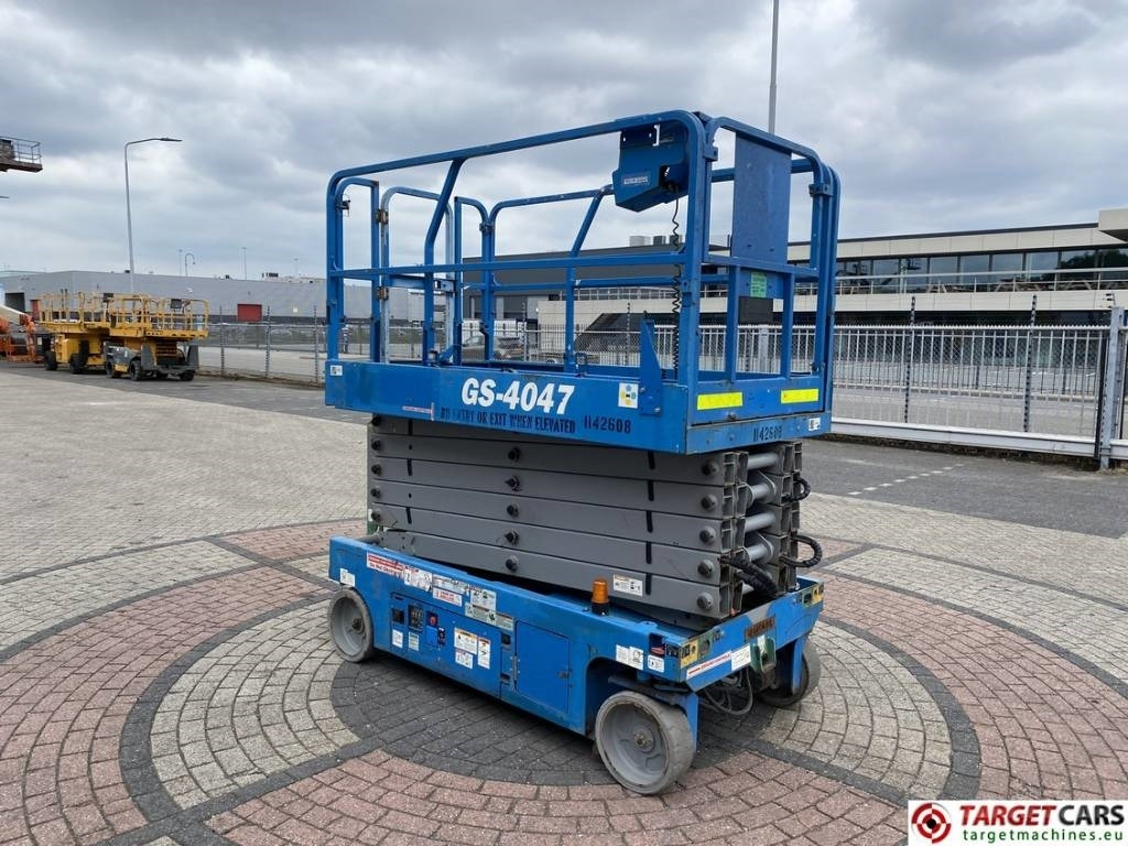Genie GS4047 Electric 4047 Scissor Work Lift 1389cm - Šķērveida pacēlājs: foto 2 Genie GS4047 Electric 4047 Scissor Work Lift 1389cm - Šķērveida pacēlājs: foto 2