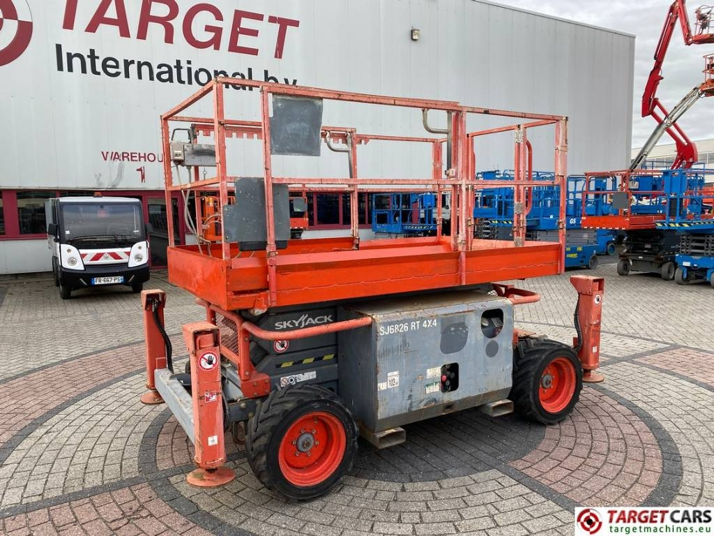 SkyJack SJ6826 RT Diesel 4x4 Scissor Work Lift 992cm - Šķērveida pacēlājs: foto 1 SkyJack SJ6826 RT Diesel 4x4 Scissor Work Lift 992cm - Šķērveida pacēlājs: foto 1