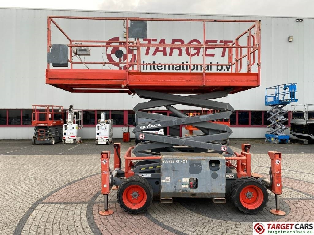 SkyJack SJ6826 RT Diesel 4x4 Scissor Work Lift 992cm - Šķērveida pacēlājs: foto 5 SkyJack SJ6826 RT Diesel 4x4 Scissor Work Lift 992cm - Šķērveida pacēlājs: foto 5