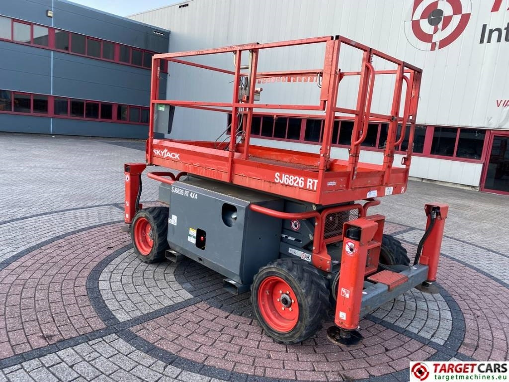 SkyJack SJ6826RT Diesel 4x4 Scissor 6826 Work Lift 992cm - Šķērveida pacēlājs: foto 4 SkyJack SJ6826RT Diesel 4x4 Scissor 6826 Work Lift 992cm - Šķērveida pacēlājs: foto 4