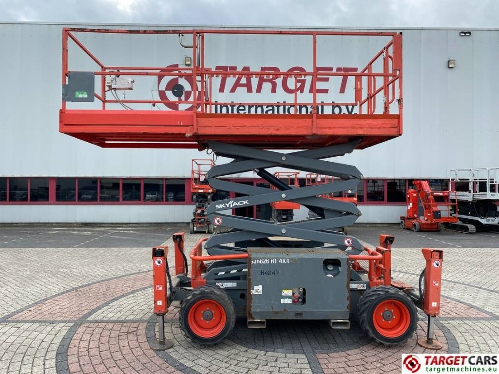 SkyJack SJ6826RT Diesel 4x4 Scissor Work Lift 992cm - Šķērveida pacēlājs: foto 5 SkyJack SJ6826RT Diesel 4x4 Scissor Work Lift 992cm - Šķērveida pacēlājs: foto 5