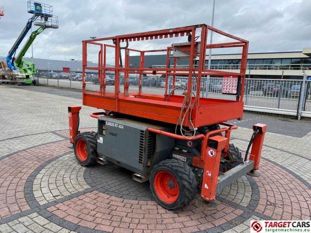SkyJack SJ6826RT Diesel 4x4 Scissor Work Lift 992cm - Šķērveida pacēlājs: foto 2 SkyJack SJ6826RT Diesel 4x4 Scissor Work Lift 992cm - Šķērveida pacēlājs: foto 2
