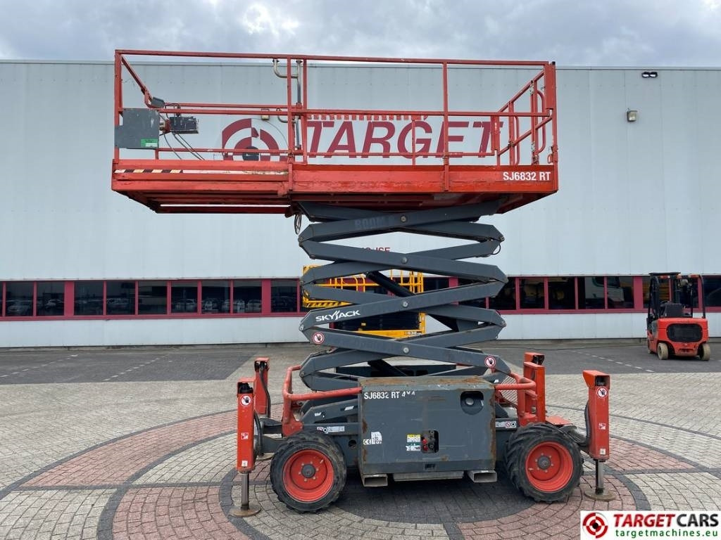 SkyJack SJ6832 RT 6832 Diesel 4x4 Scissor Work Lift 1180cm - Šķērveida pacēlājs: foto 5 SkyJack SJ6832 RT 6832 Diesel 4x4 Scissor Work Lift 1180cm - Šķērveida pacēlājs: foto 5