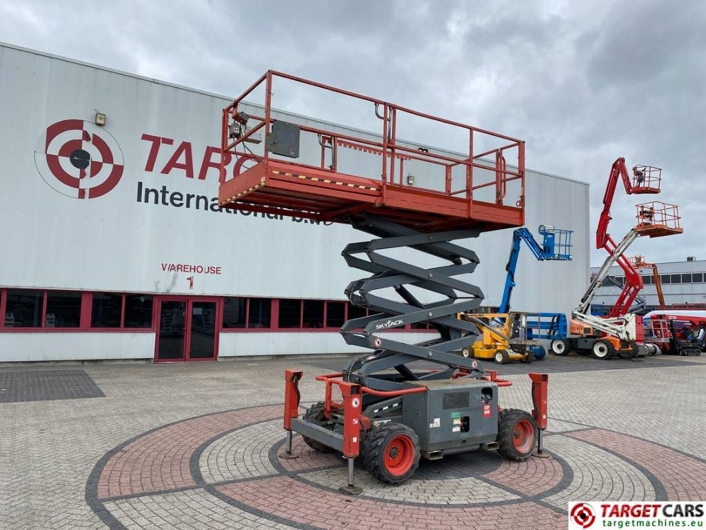 Šķērveida pacēlājs SkyJack SJ6832RT Diesel 4x4 Scissor 6832 Work Lift 1180cm: foto 32