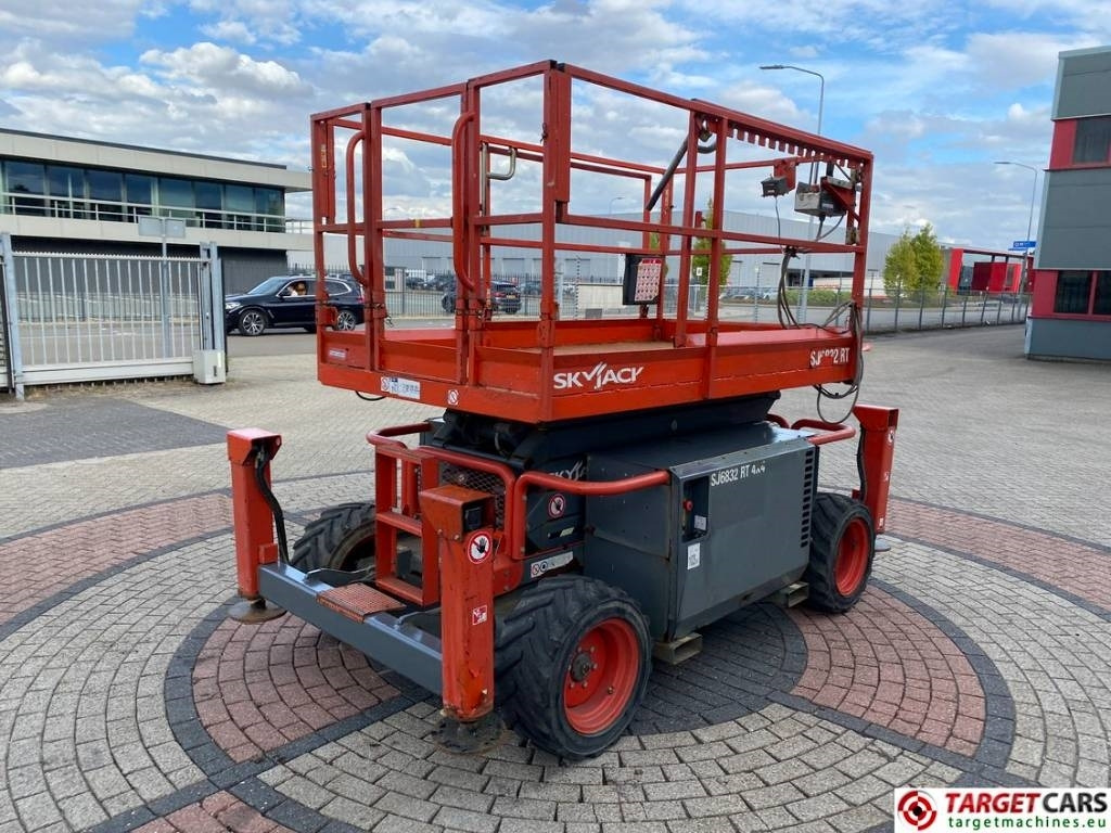 SkyJack SJ6832RT Diesel 4x4 Scissor 6832 Work Lift 1180cm - Šķērveida pacēlājs: foto 3 SkyJack SJ6832RT Diesel 4x4 Scissor 6832 Work Lift 1180cm - Šķērveida pacēlājs: foto 3