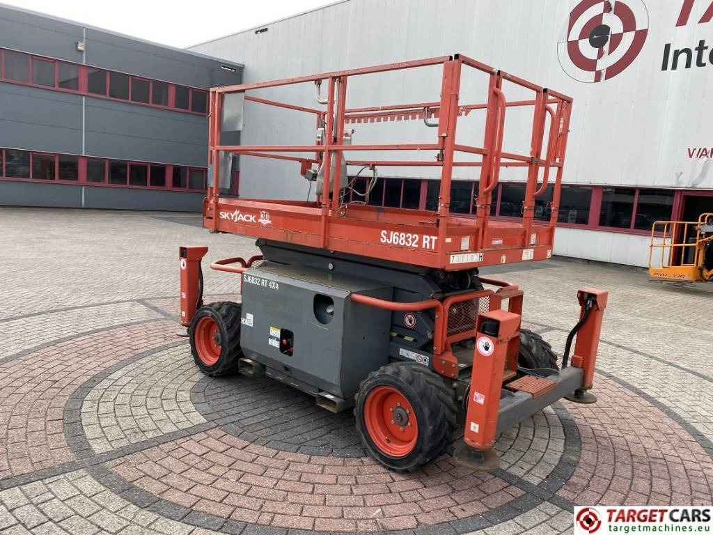 SkyJack SJ6832RT Diesel Scissor Work Lift 1180cm - Šķērveida pacēlājs: foto 4 SkyJack SJ6832RT Diesel Scissor Work Lift 1180cm - Šķērveida pacēlājs: foto 4