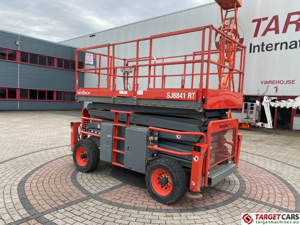SkyJack SJ8841RT Diesel 4x4 Scissor Work Lift 1430cm - Šķērveida pacēlājs: foto 4 SkyJack SJ8841RT Diesel 4x4 Scissor Work Lift 1430cm - Šķērveida pacēlājs: foto 4
