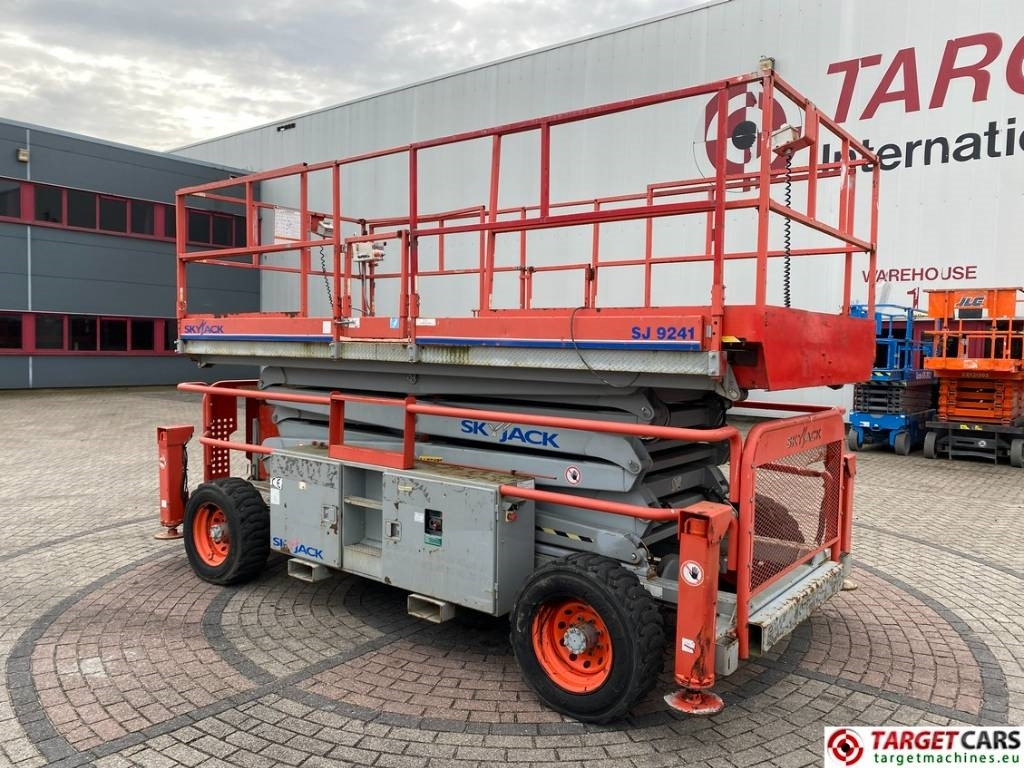 SkyJack SJ9241 RT Diesel 4x4 Scissor Work Lift 1450cm - Šķērveida pacēlājs: foto 4 SkyJack SJ9241 RT Diesel 4x4 Scissor Work Lift 1450cm - Šķērveida pacēlājs: foto 4