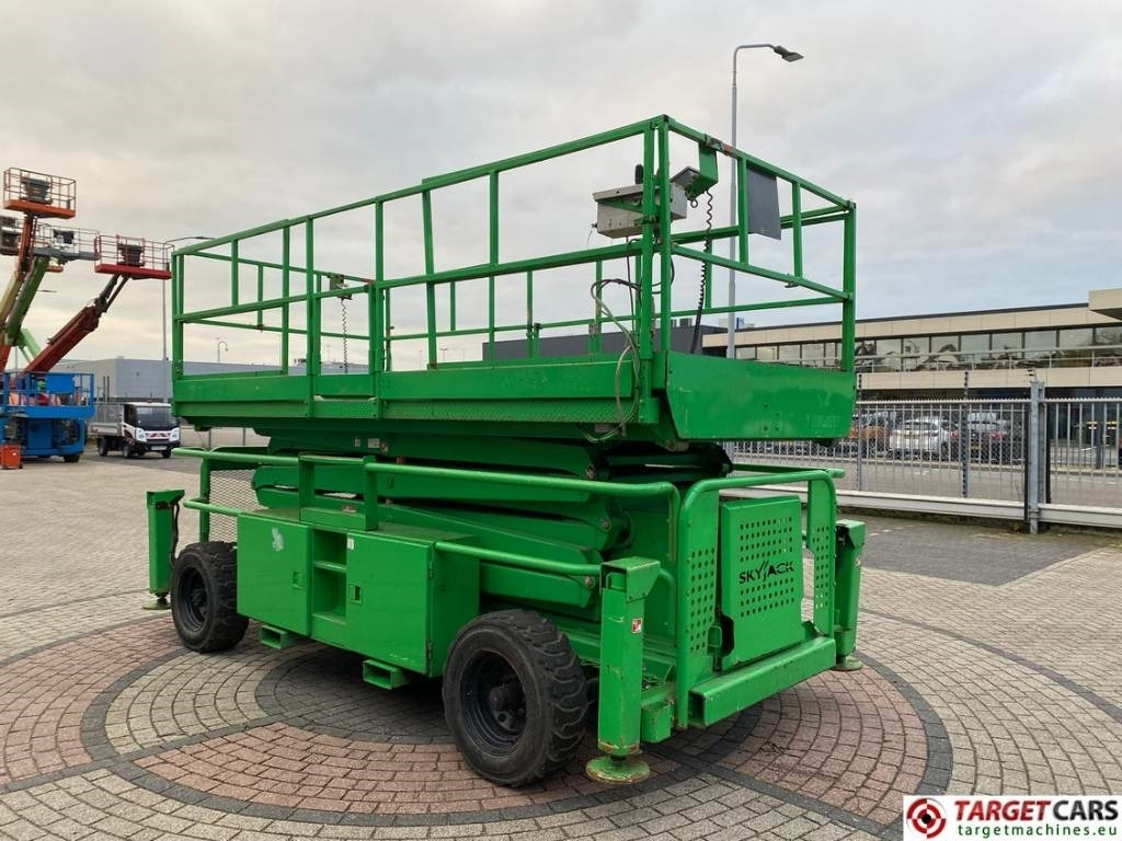 SkyJack SJ9241 RT Diesel 4x4 Scissor Work Lift 1450cm - Šķērveida pacēlājs: foto 2 SkyJack SJ9241 RT Diesel 4x4 Scissor Work Lift 1450cm - Šķērveida pacēlājs: foto 2