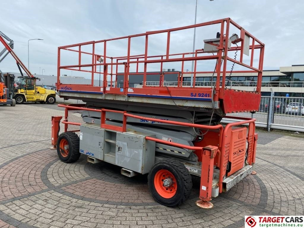 SkyJack SJ9241 RT Diesel 4x4 Scissor Work Lift 1450cm - Šķērveida pacēlājs: foto 2 SkyJack SJ9241 RT Diesel 4x4 Scissor Work Lift 1450cm - Šķērveida pacēlājs: foto 2