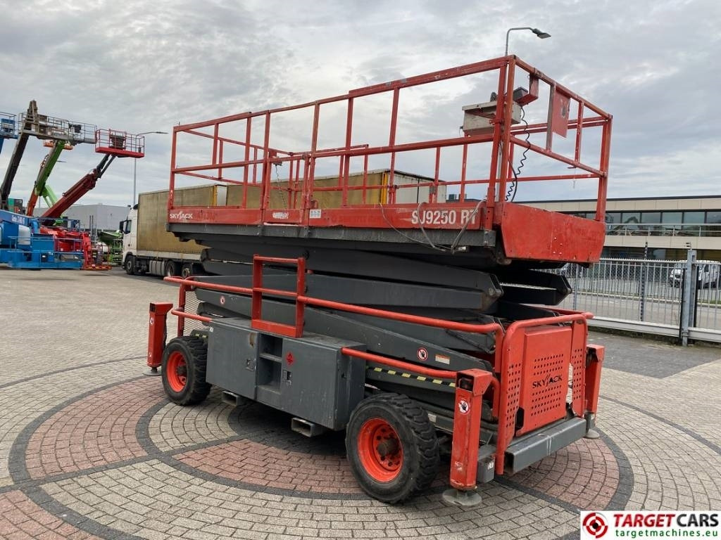 SkyJack SJ9250 RT Diesel 4x4 Scissor Work Lift 1720cm - Šķērveida pacēlājs: foto 2 SkyJack SJ9250 RT Diesel 4x4 Scissor Work Lift 1720cm - Šķērveida pacēlājs: foto 2