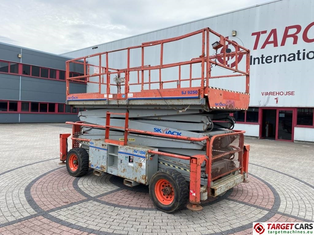 SkyJack SJ9250 RT Diesel Scissor Work Lift 1720cm - Šķērveida pacēlājs: foto 4 SkyJack SJ9250 RT Diesel Scissor Work Lift 1720cm - Šķērveida pacēlājs: foto 4