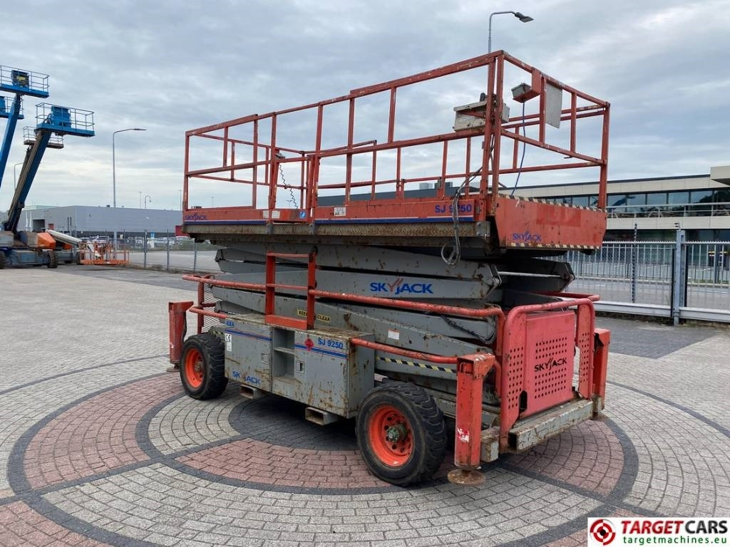 SkyJack SJ9250 RT Diesel Scissor Work Lift 1720cm - Šķērveida pacēlājs: foto 2 SkyJack SJ9250 RT Diesel Scissor Work Lift 1720cm - Šķērveida pacēlājs: foto 2