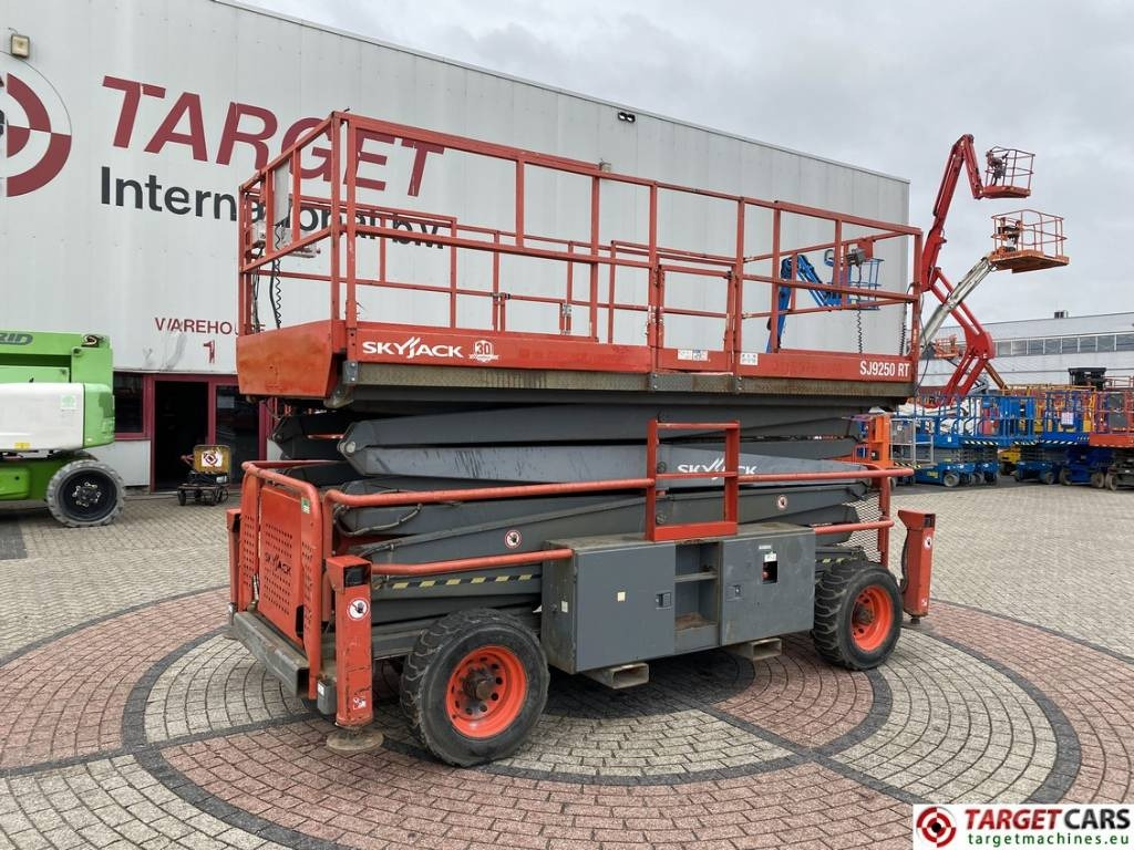 SkyJack SJ9250RT Diesel 4x4 Scissor Work Lift 1720cm  - Šķērveida pacēlājs: foto 1 SkyJack SJ9250RT Diesel 4x4 Scissor Work Lift 1720cm  - Šķērveida pacēlājs: foto 1