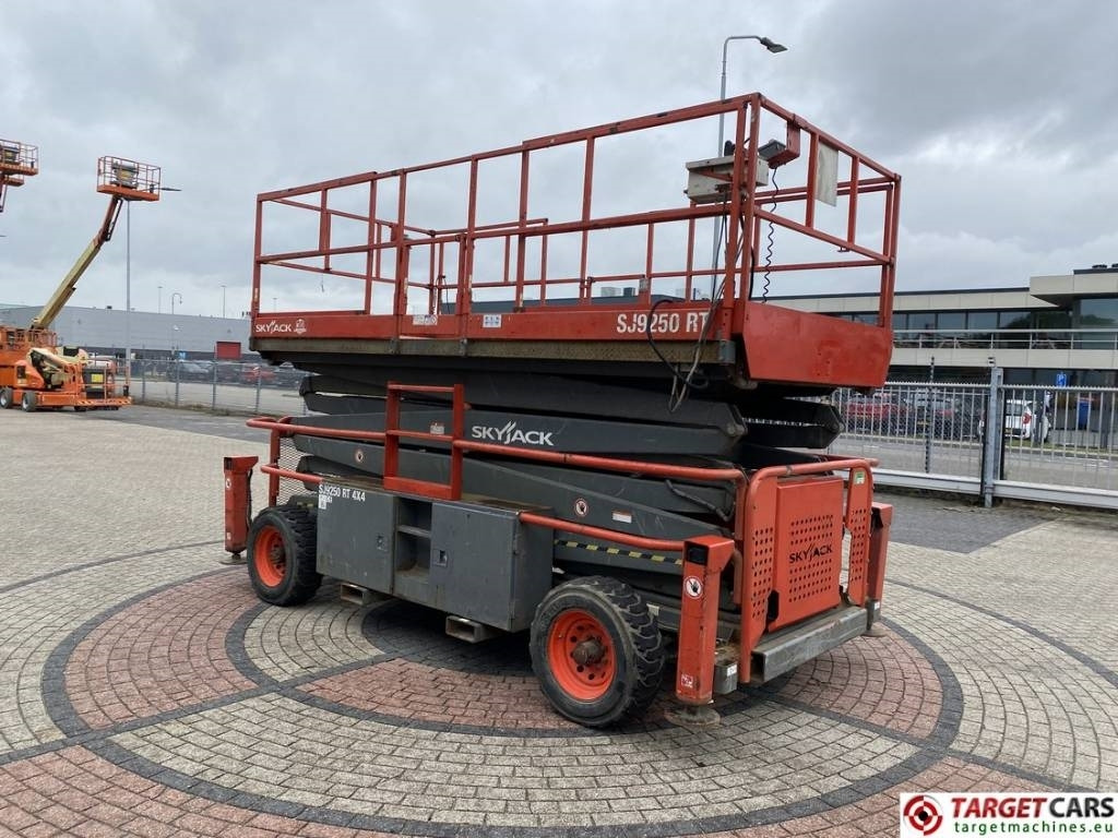 SkyJack SJ9250RT Diesel 4x4 Scissor Work Lift 1720cm  - Šķērveida pacēlājs: foto 2 SkyJack SJ9250RT Diesel 4x4 Scissor Work Lift 1720cm  - Šķērveida pacēlājs: foto 2