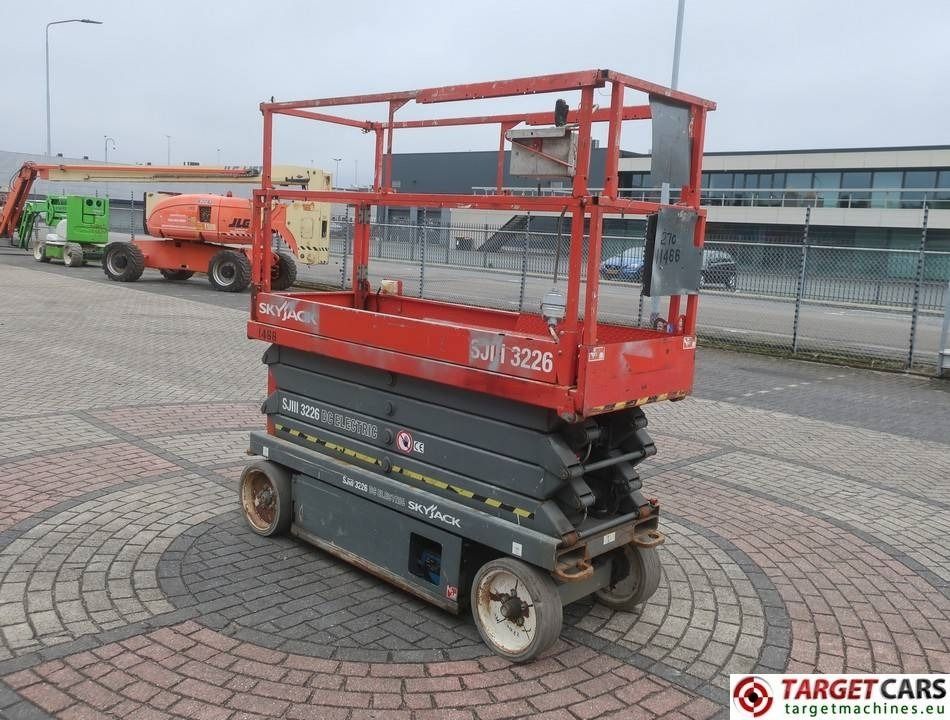 SkyJack SJIII-3226 Electric 3226 Scissor Work Lift 990cm - Šķērveida pacēlājs: foto 2 SkyJack SJIII-3226 Electric 3226 Scissor Work Lift 990cm - Šķērveida pacēlājs: foto 2