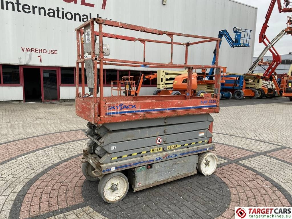 SkyJack SJIII-3226 Electric Scissor Work Lift 990cm - Šķērveida pacēlājs: foto 1 SkyJack SJIII-3226 Electric Scissor Work Lift 990cm - Šķērveida pacēlājs: foto 1