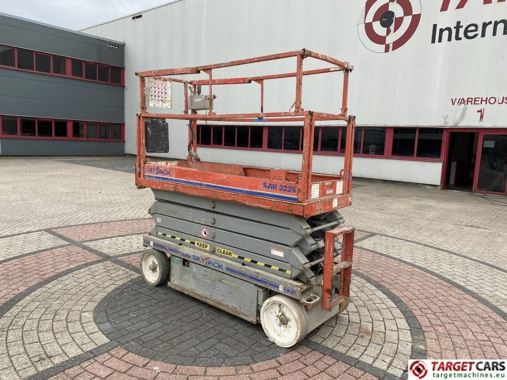 SkyJack SJIII-3226 Electric Scissor Work Lift 990cm - Šķērveida pacēlājs: foto 4 SkyJack SJIII-3226 Electric Scissor Work Lift 990cm - Šķērveida pacēlājs: foto 4