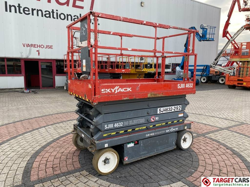 SkyJack SJIII-4632 Electric 4632 Scissor Work Lift 1170cm  - Šķērveida pacēlājs: foto 1 SkyJack SJIII-4632 Electric 4632 Scissor Work Lift 1170cm  - Šķērveida pacēlājs: foto 1