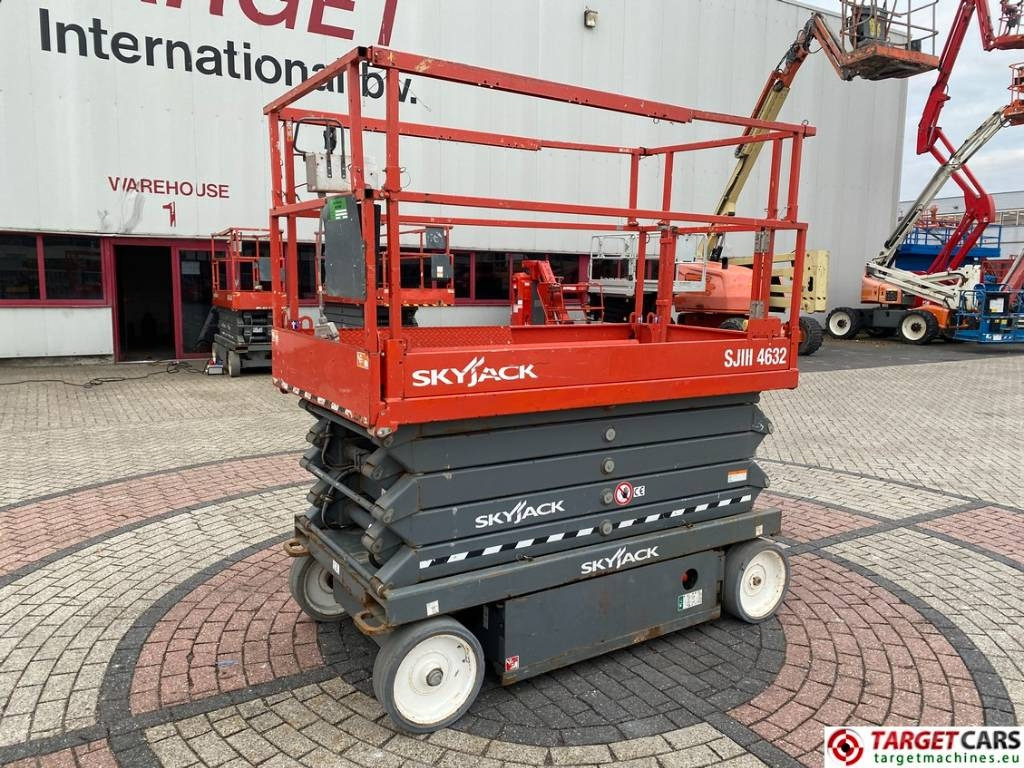 SkyJack SJIII-4632 Electric 4632 Scissor Work Lift 1170cm  - Šķērveida pacēlājs: foto 1 SkyJack SJIII-4632 Electric 4632 Scissor Work Lift 1170cm  - Šķērveida pacēlājs: foto 1