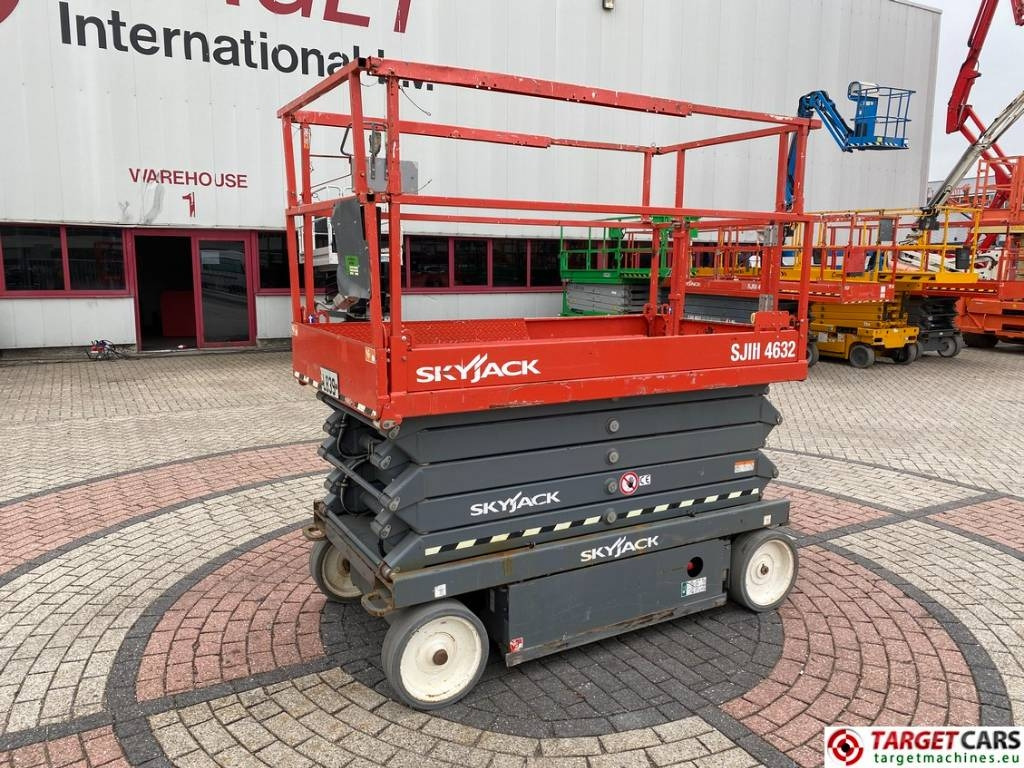 SkyJack SJIII-4632 Electric 4632 Scissor Work lift 1170cm  - Šķērveida pacēlājs: foto 1 SkyJack SJIII-4632 Electric 4632 Scissor Work lift 1170cm  - Šķērveida pacēlājs: foto 1