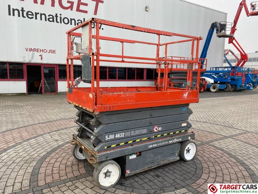SkyJack SJIII-4632 Electric Scissor Work Lift 1170cm - Šķērveida pacēlājs: foto 1 SkyJack SJIII-4632 Electric Scissor Work Lift 1170cm - Šķērveida pacēlājs: foto 1