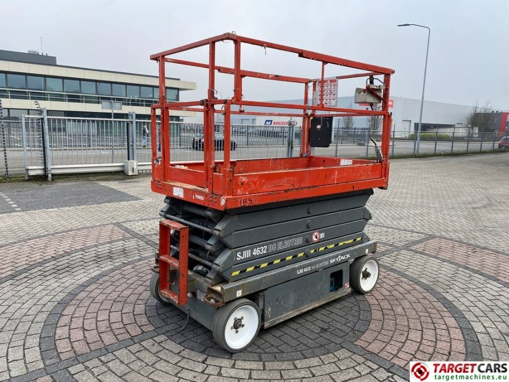 SkyJack SJIII-4632 Electric Scissor Work Lift 1170cm - Šķērveida pacēlājs: foto 3 SkyJack SJIII-4632 Electric Scissor Work Lift 1170cm - Šķērveida pacēlājs: foto 3