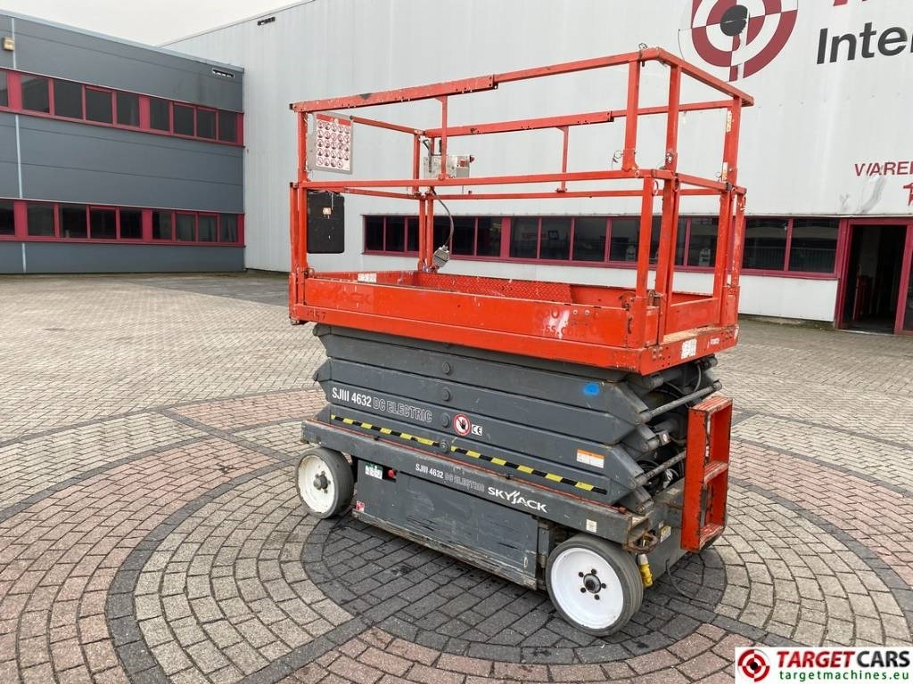 SkyJack SJIII-4632 Electric Scissor Work Lift 1170cm - Šķērveida pacēlājs: foto 4 SkyJack SJIII-4632 Electric Scissor Work Lift 1170cm - Šķērveida pacēlājs: foto 4