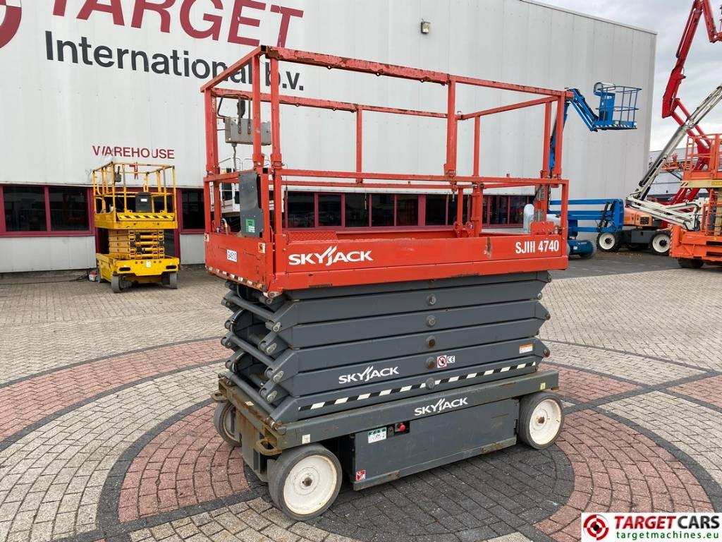 SkyJack SJIII-4740 Electric 4740 Scissor Work Lift 1380cm  - Šķērveida pacēlājs: foto 1 SkyJack SJIII-4740 Electric 4740 Scissor Work Lift 1380cm  - Šķērveida pacēlājs: foto 1