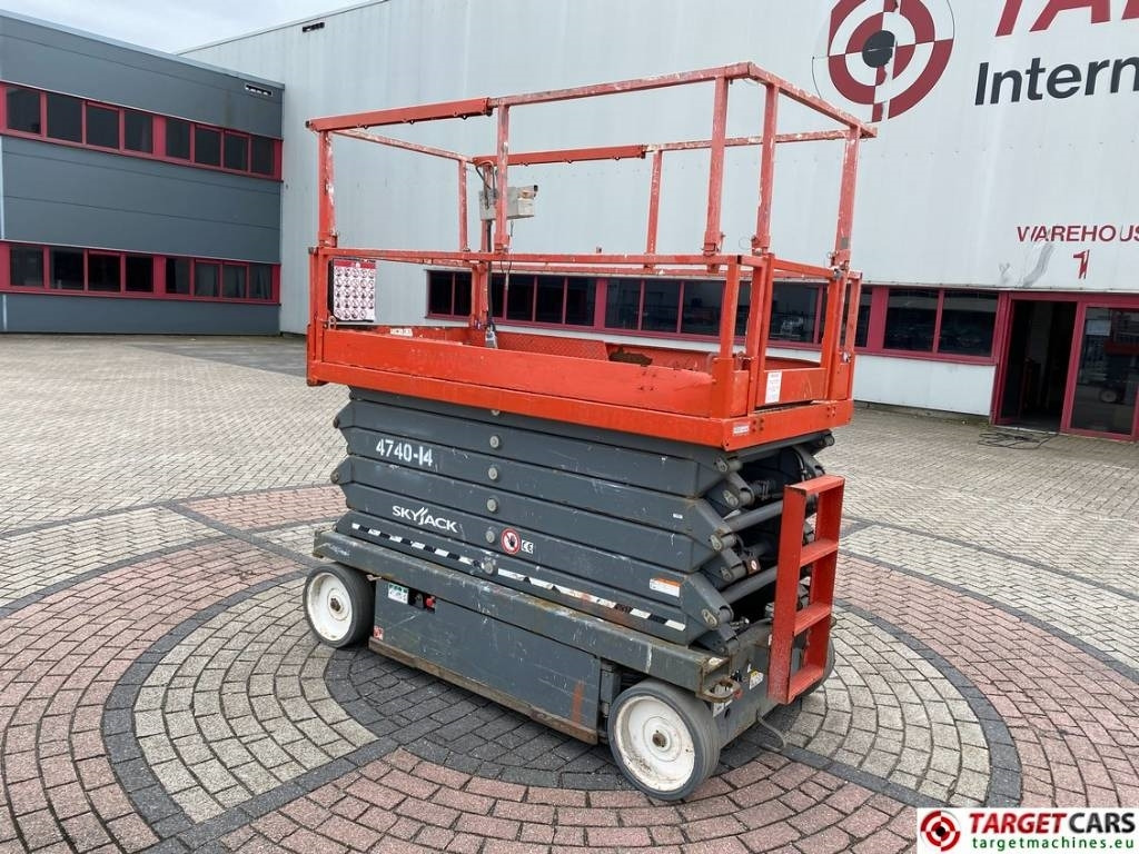 SkyJack SJIII-4740 Electric Scissor Work Lift 1380cm - Šķērveida pacēlājs: foto 4 SkyJack SJIII-4740 Electric Scissor Work Lift 1380cm - Šķērveida pacēlājs: foto 4