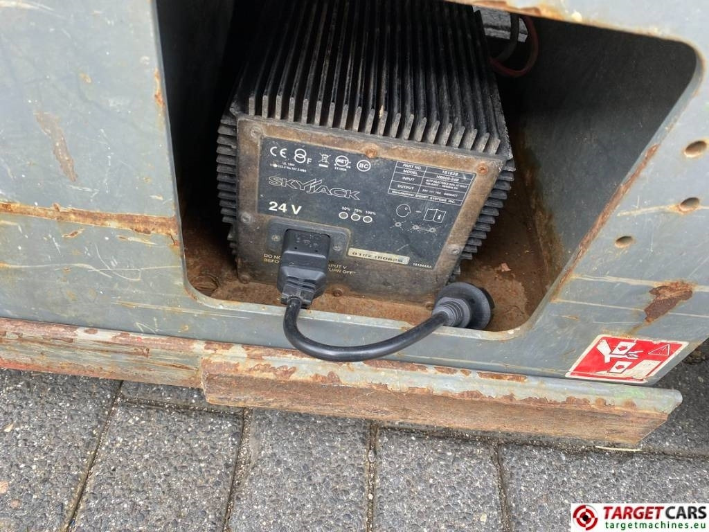 Šķērveida pacēlājs SkyJack SJIII-4740 Electric Scissor Work Lift 1380cm: foto 16 Šķērveida pacēlājs SkyJack SJIII-4740 Electric Scissor Work Lift 1380cm: foto 16