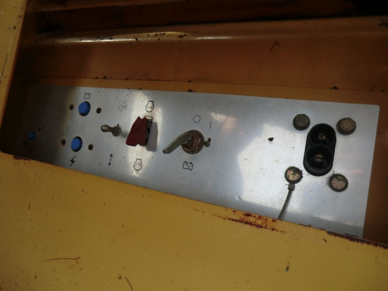 Caterpillar 735 Serbatotio olio idraulico, completo di porta batterie, quadro elettrico. - Hidrauliskā tvertne - Celtniecības tehnika: foto 1 Caterpillar 735 Serbatotio olio idraulico, completo di porta batterie, quadro elettrico. - Hidrauliskā tvertne - Celtniecības tehnika: foto 1