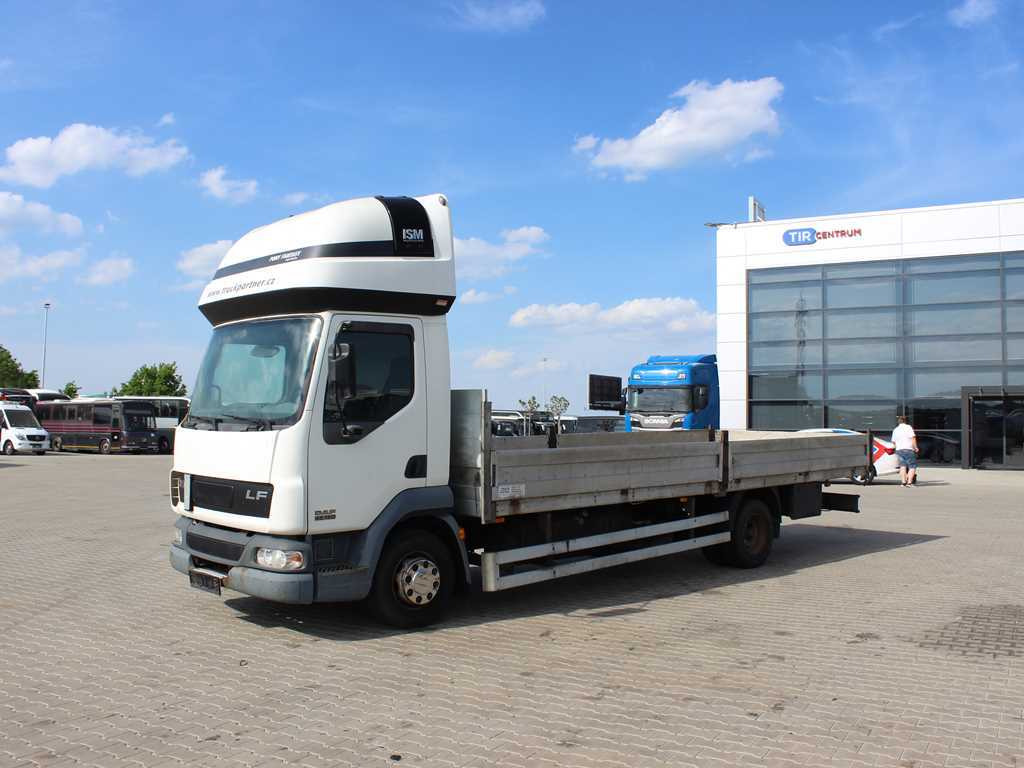 DAF LF 45.180, SLEEPING BODY, EURO 3, TIRES 80% - Bortu kravas automašīna/ Platforma: foto 1 DAF LF 45.180, SLEEPING BODY, EURO 3, TIRES 80% - Bortu kravas automašīna/ Platforma: foto 1