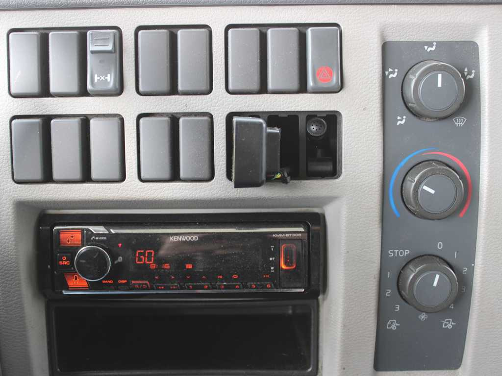 Kravas automašīna ar tentu Volvo FL 240, EURO 5: foto 12