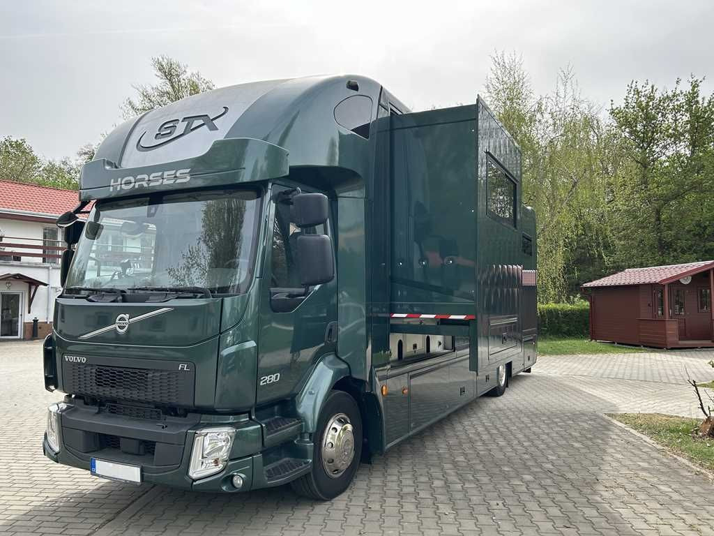 Volvo STX FL, 6 PEOPLE, 5 HORSES, CAMERA, 2X TAIL LIFT - Zirgu kravas automašīna: foto 1 Volvo STX FL, 6 PEOPLE, 5 HORSES, CAMERA, 2X TAIL LIFT - Zirgu kravas automašīna: foto 1