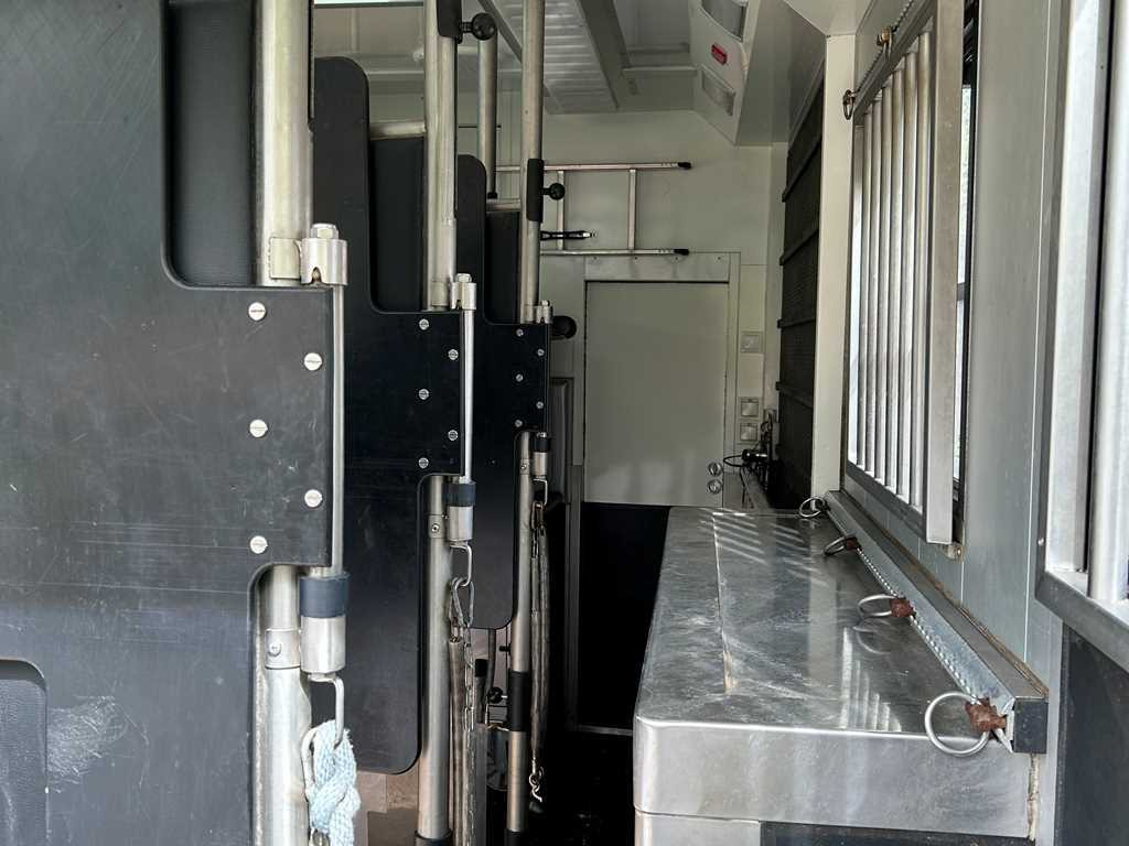 Volvo STX FL, FOR 6 PEOPLE, FOR TRANSPORTING FIVE HORSES, CAMERA, 2X HYDRAULIC FRONT - Zirgu kravas automašīna: foto 5 Volvo STX FL, FOR 6 PEOPLE, FOR TRANSPORTING FIVE HORSES, CAMERA, 2X HYDRAULIC FRONT - Zirgu kravas automašīna: foto 5
