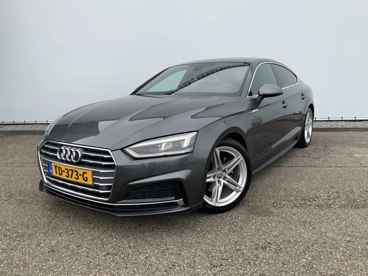 Audi A5 Sportback 2.0 TFSI g-tron Sport 2 x S-line edition - Hečbeks: foto 1 Audi A5 Sportback 2.0 TFSI g-tron Sport 2 x S-line edition - Hečbeks: foto 1