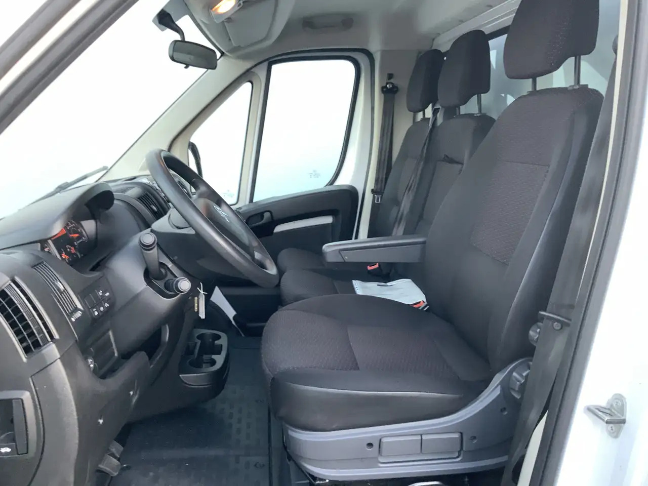 Citroen Jumper 2.2 BlueHDi 165 L3 3.5t Meubel bak & Deuren Airco - Furgons ar slēgtā virsbūve: foto 4 Citroen Jumper 2.2 BlueHDi 165 L3 3.5t Meubel bak & Deuren Airco - Furgons ar slēgtā virsbūve: foto 4