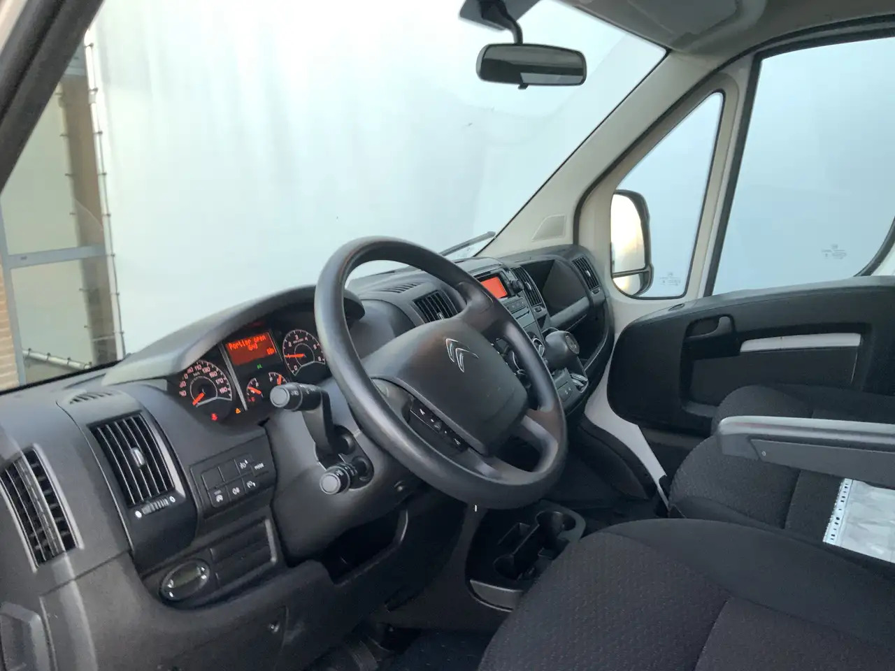 Citroen Jumper 2.2 BlueHDi 165 L3 3.5t Meubel bak & Deuren Airco - Furgons ar slēgtā virsbūve: foto 5 Citroen Jumper 2.2 BlueHDi 165 L3 3.5t Meubel bak & Deuren Airco - Furgons ar slēgtā virsbūve: foto 5