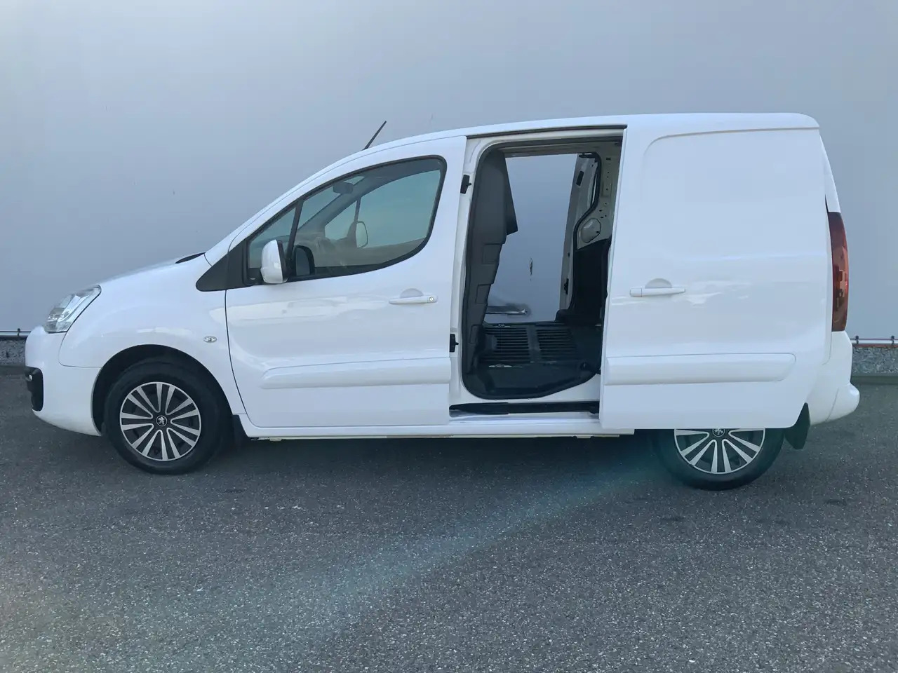 Peugeot Partner 122 1.6 BlueHDi Autom.100 L1 Premium S&S EXPORT!! - Mazs furgons: foto 4 Peugeot Partner 122 1.6 BlueHDi Autom.100 L1 Premium S&S EXPORT!! - Mazs furgons: foto 4