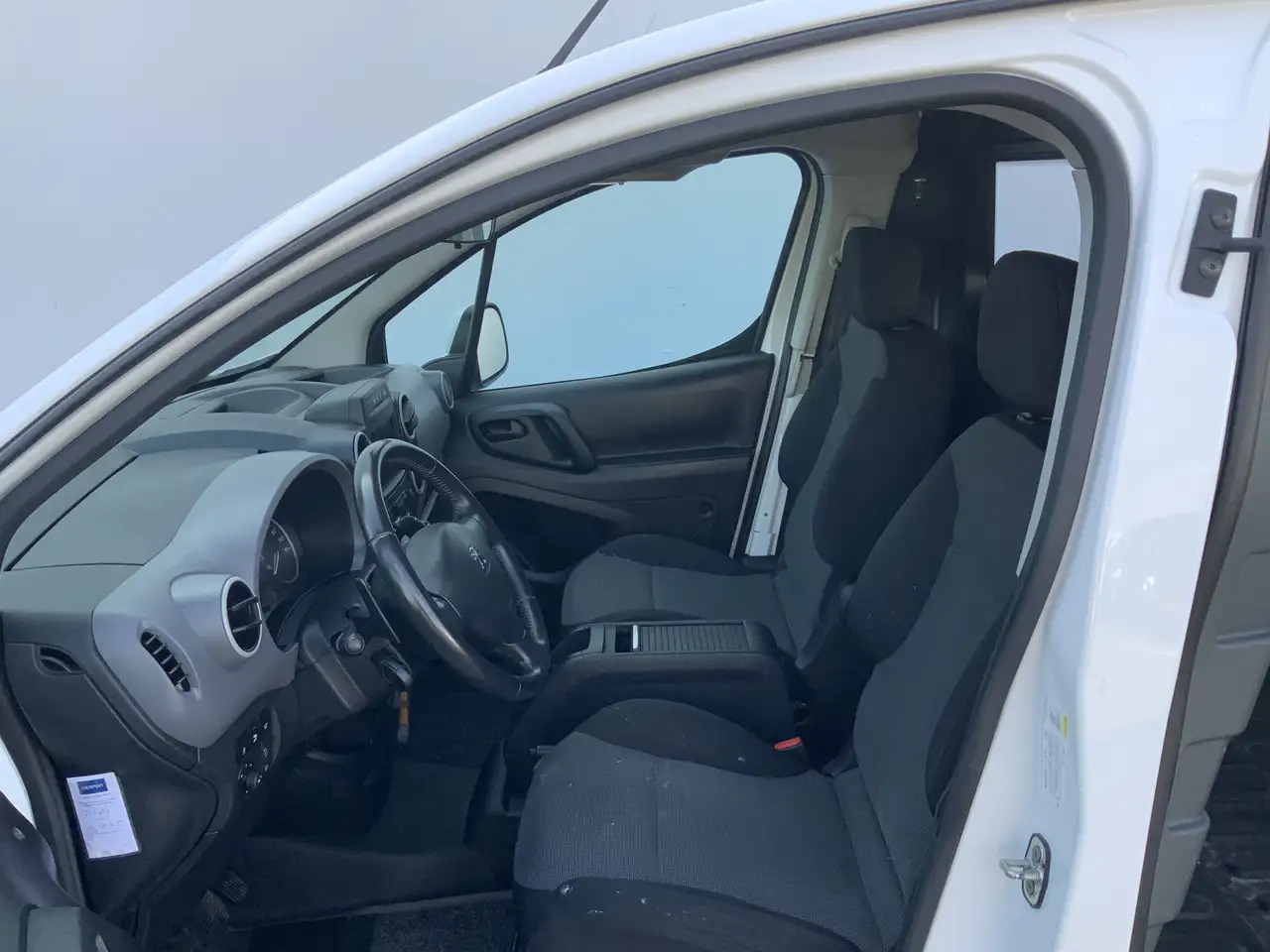 Peugeot Partner 122 1.6 BlueHDi Autom.100 L1 Premium S&S EXPORT!! - Mazs furgons: foto 5 Peugeot Partner 122 1.6 BlueHDi Autom.100 L1 Premium S&S EXPORT!! - Mazs furgons: foto 5