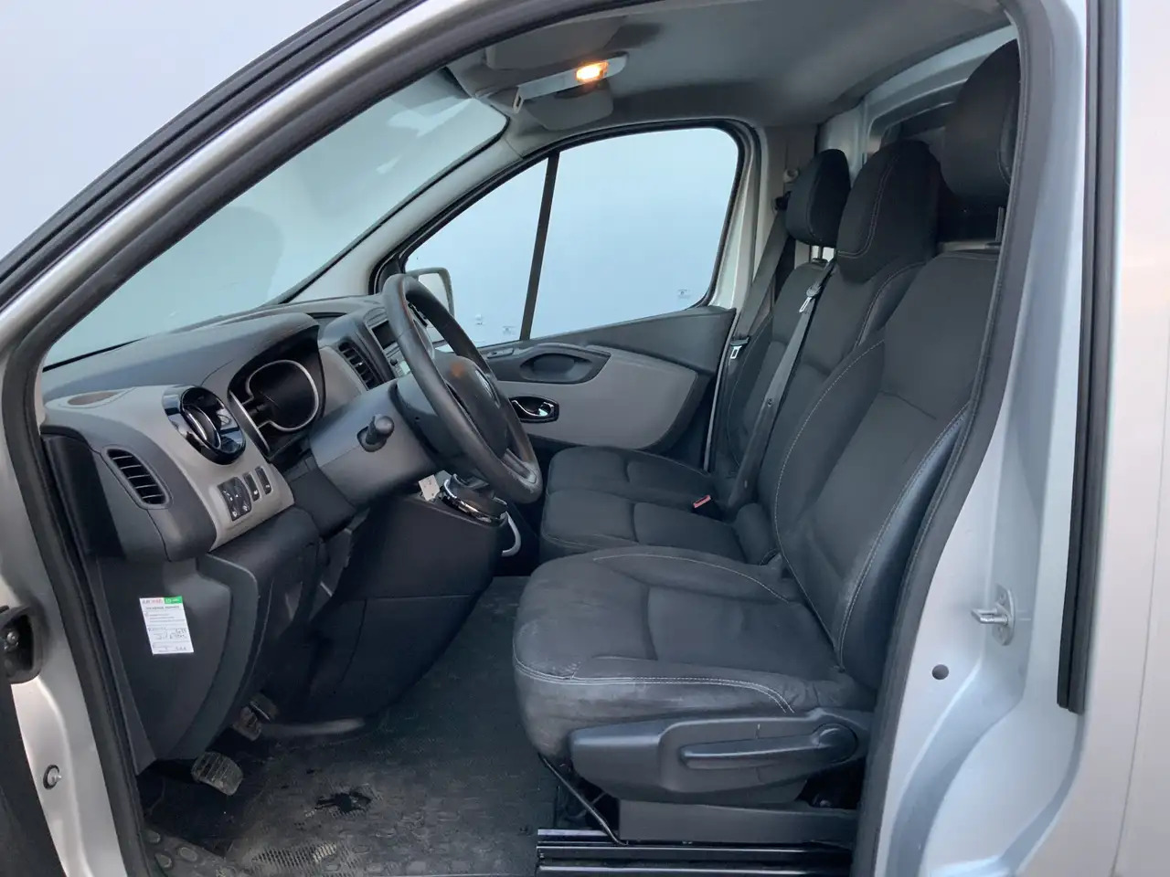 Renault Trafic 1.6 dCi T29 L2H1 Comfort Airco Cruise 3 Zits EXPOR - Kravas mikroautobuss: foto 4 Renault Trafic 1.6 dCi T29 L2H1 Comfort Airco Cruise 3 Zits EXPOR - Kravas mikroautobuss: foto 4