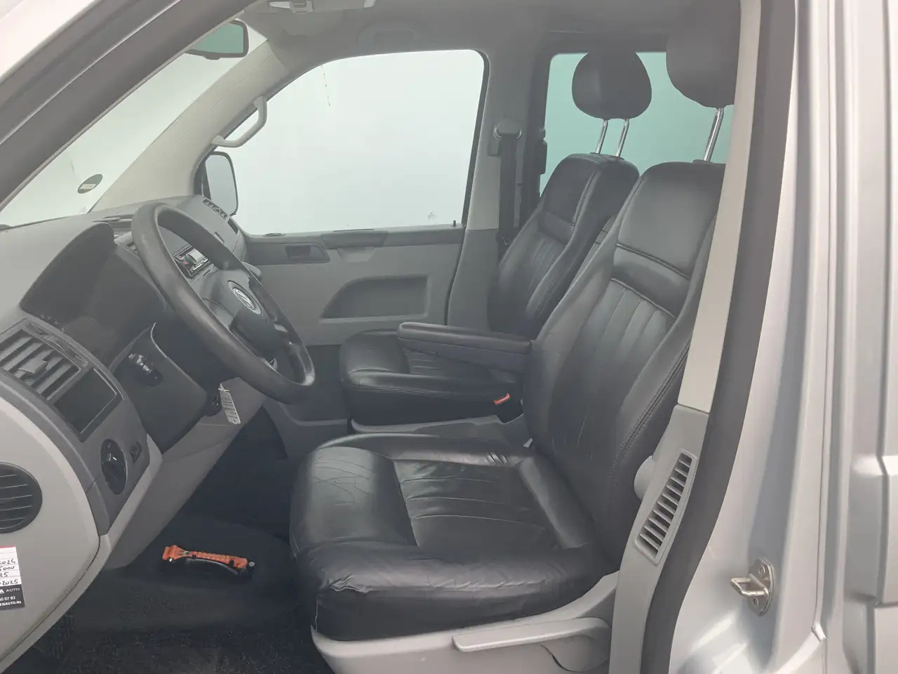 Volkswagen T5 Transporter 2.5 TDI 340 Automaat Trendline Dub Cab 5 Zits Leer - Kravas-pasažieru furgons: foto 5 Volkswagen T5 Transporter 2.5 TDI 340 Automaat Trendline Dub Cab 5 Zits Leer - Kravas-pasažieru furgons: foto 5