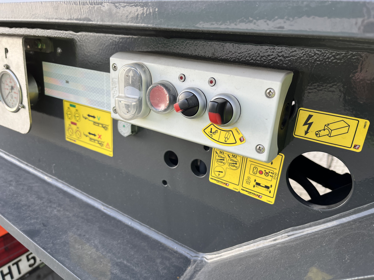 FAYMONVILLE 5-Achs-Tele-Semi mit Halbachsen "Twinaxle" und hydr. Rampen Auflieger - Puspiekabe zema profila platforma: foto 5 FAYMONVILLE 5-Achs-Tele-Semi mit Halbachsen "Twinaxle" und hydr. Rampen Auflieger - Puspiekabe zema profila platforma: foto 5