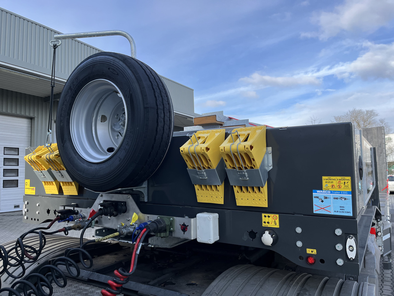 FAYMONVILLE 5-Achs-Tele-Semi mit Halbachsen "Twinaxle" und hydr. Rampen Auflieger - Puspiekabe zema profila platforma: foto 3 FAYMONVILLE 5-Achs-Tele-Semi mit Halbachsen "Twinaxle" und hydr. Rampen Auflieger - Puspiekabe zema profila platforma: foto 3