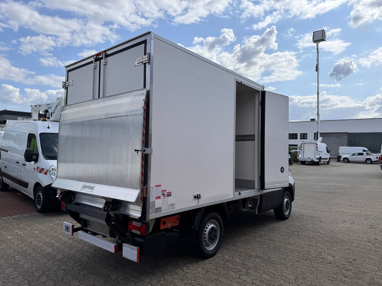 IVECO Daily 35S14 Tiefkühlkoffer Carrier Pulsor 350 LBW EURO 6 - Komercauto refrižerators: foto 4 IVECO Daily 35S14 Tiefkühlkoffer Carrier Pulsor 350 LBW EURO 6 - Komercauto refrižerators: foto 4