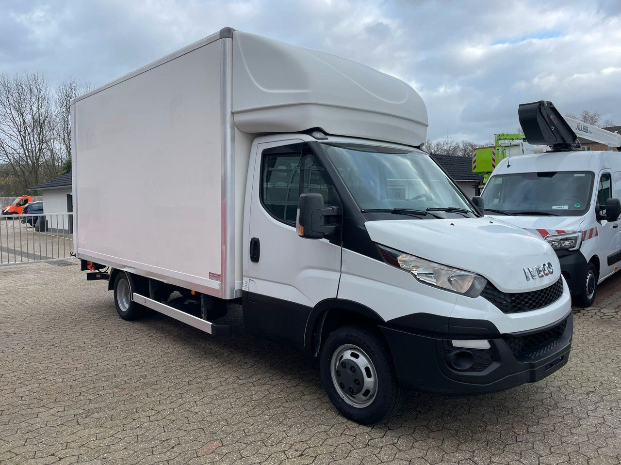 Iveco Daily Koffer 4.2m Ladebordwand Dhollandia Klima - Furgons ar slēgtā virsbūve: foto 3 Iveco Daily Koffer 4.2m Ladebordwand Dhollandia Klima - Furgons ar slēgtā virsbūve: foto 3